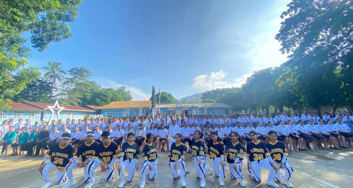 Tim Dance SMARTA Foto bersama Guru dan Pegawai di lapangan sekolah