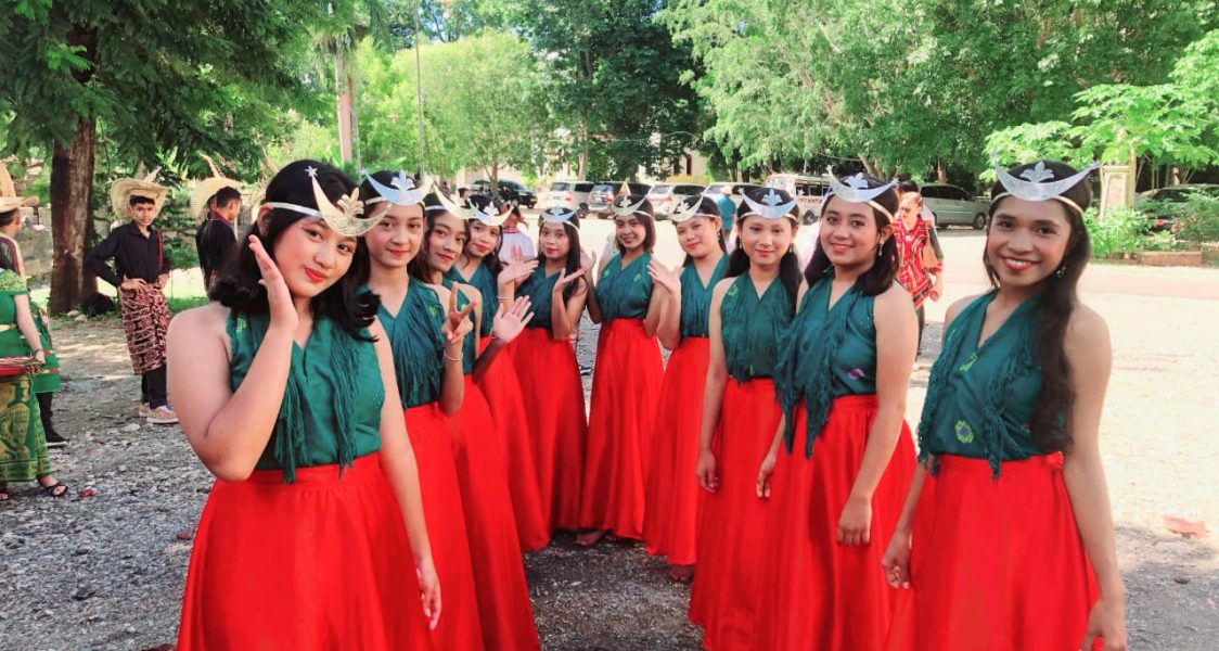 Pose Bersama 10 Orang Penari Tarian Kreasi di Halaman Depan Gereja Sta. Theresia Kefamenanu. Sabtu 01/03/2025