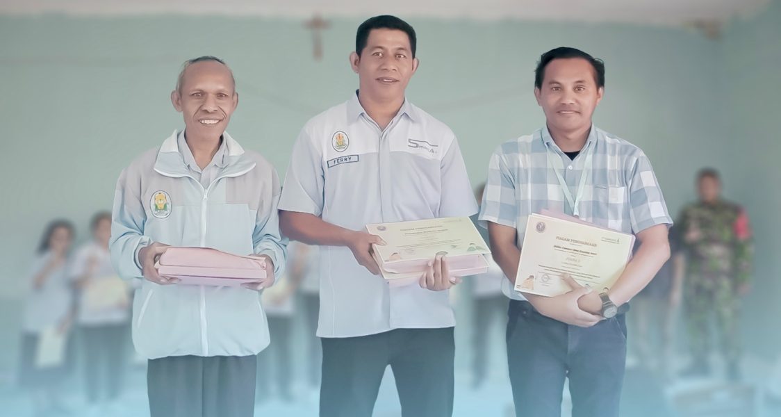 Yulius M.L Am Isa Juara Satu (Kiri), Fransiskus X, Sanan Juara dua ( tengah) dan Romo Djanu (Kanan) Kepala Sekolah Warta Bakti Kefamenanu