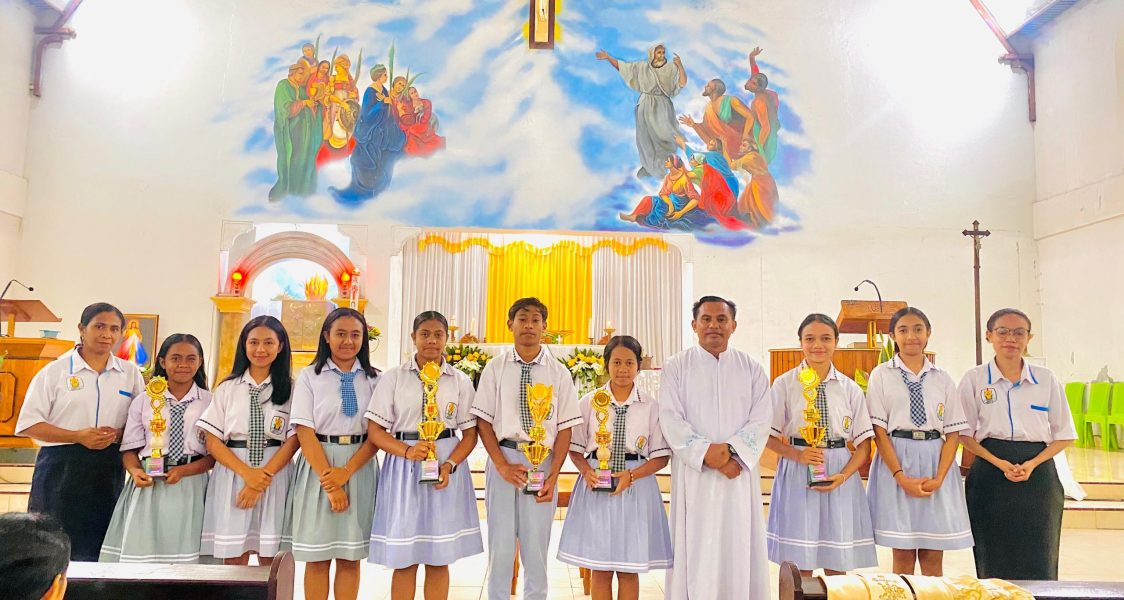 Romo Djanu Pose Bersama Para Siswa Juara Hardiknas 2025, di Gereja Naesleu Usai Misa Syukur( Rabu 7 Mei 2025)
