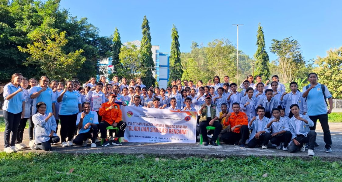 Foto Bersama Dalam Kegiatan Simulasi Siaga Bencana Di Halaman Gereja Naesleu