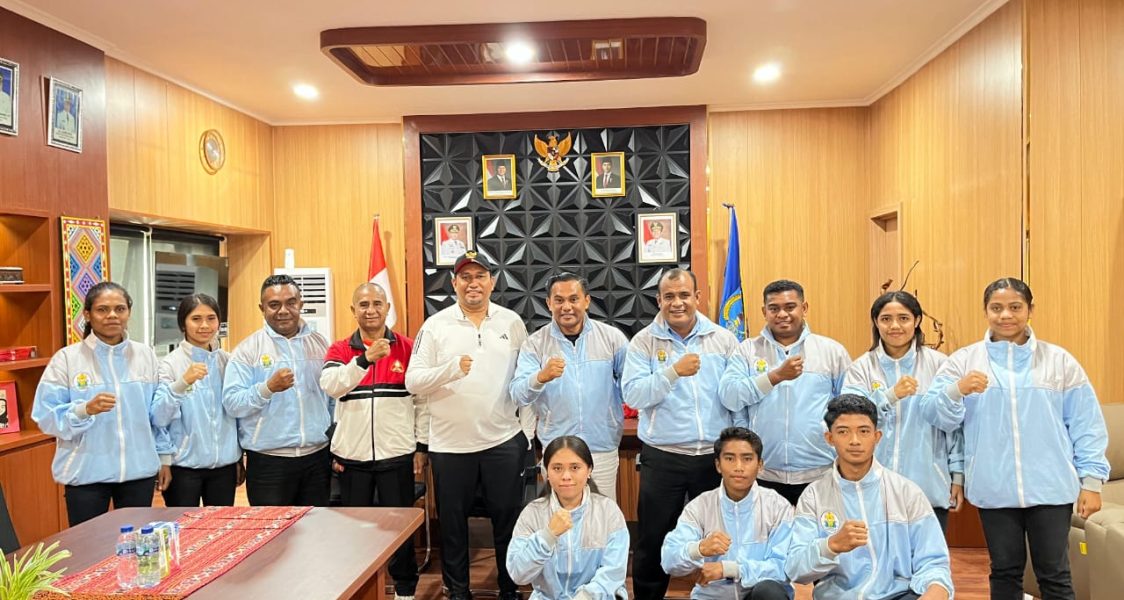 Bupati Timor Tengah Utara Yosep Falentinus Delasalle Kebo, S.IP(tengah)  Foto Bersama Para Atlet Silat di Ruang Bupati ( Jumat 4 Juli 2025)