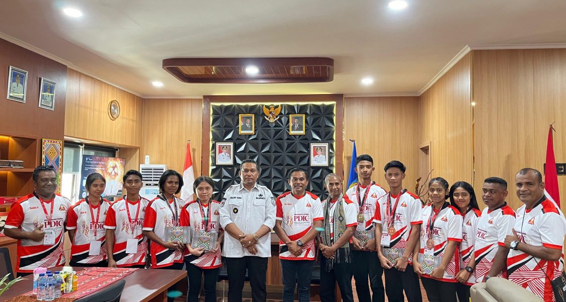 Bupati Timor Tengah Utara Yosep Falentinus Delasalle Kebo Foto Bersama Para Atlet Pencak Silat Peraih Medali di Ruang Bupati Usai Menerima Bonus ( Rabu 23 Juli 2025)