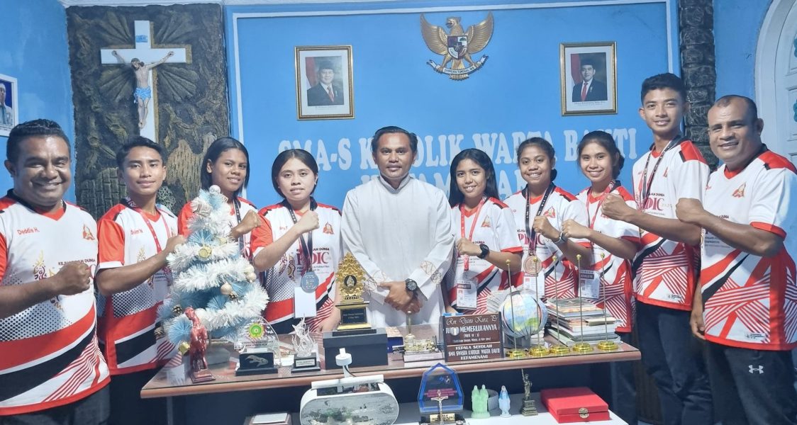 Para Atlet Silat  Peraih Medali di Ajang Dunia, Foto Bersama Kepla SMA Warta Bakti Kefamenanu Romo Djanu di Ruang Kerjanya (24 Juli 2025)
