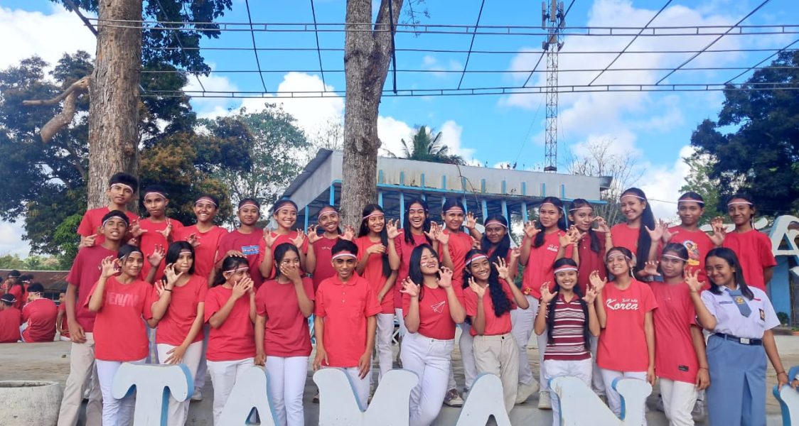 Siswa- Siswi SMARTA foto bersama di taman Magos Usai Upacara Bendera di Lapangan Olahraga, Minggu 17/08/2025.