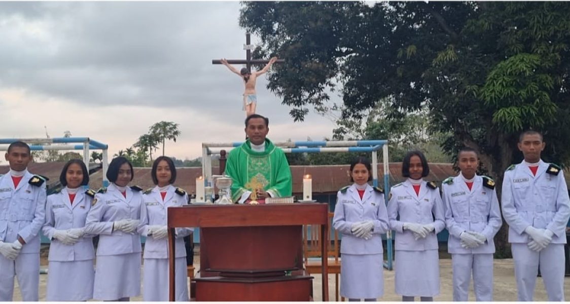 8 Orang Paskibraka Asal SMARTA Foto Bersama Kepala Sekolah Romo Djanu Usai Misa di Pelataran Sekolah, Selasa Pagi  (19/08/2025)