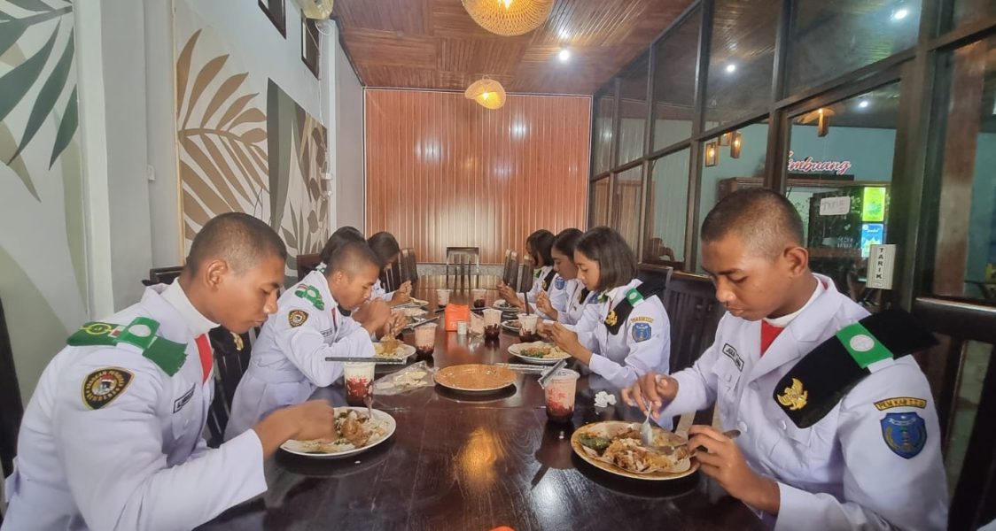 8 Anggota Paskibraka Asal SMA Warta Bakti Kefamenanu Sementara Makan Siang di Salah Satu Rumah Makan Selasa,  19/08/2025