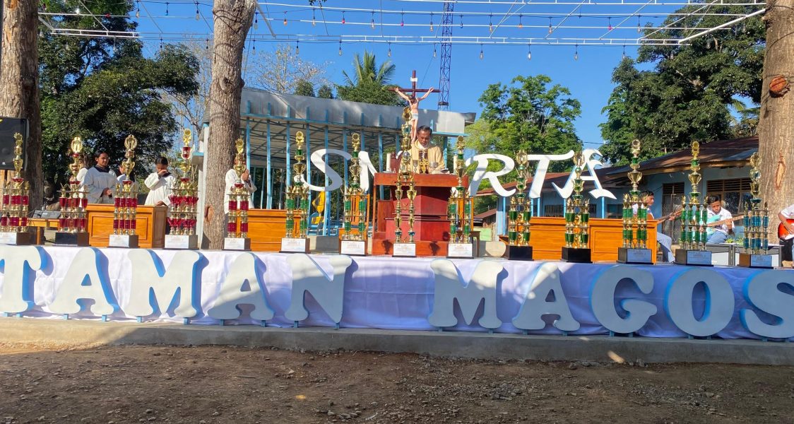 IMG-20251022-WA0009 Kepala Sekolah Romo Djanu Sementra memimpin misa pembukaan Bulan Bahasa di Taman Magos, Rabu 22/10/2025.