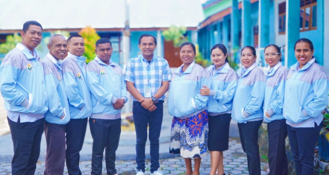 Foto Bersama Kepala Sekolah dan 9 Orang Staf  Pengajar SMARTA