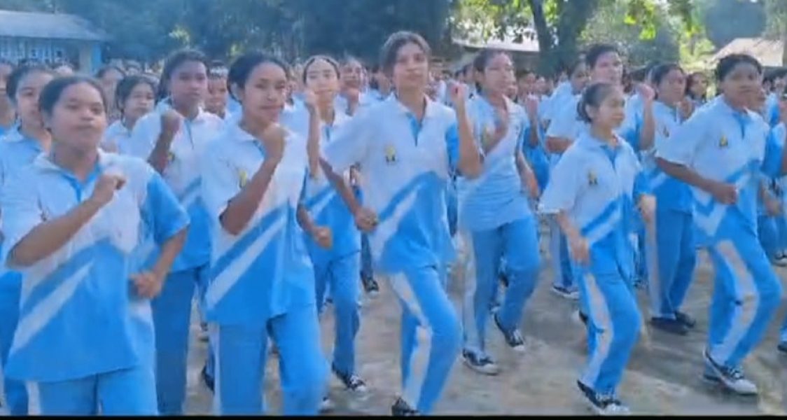 Siswa-Siswi SMARTA Melakukan Senam Di Lapangan Multifungsi