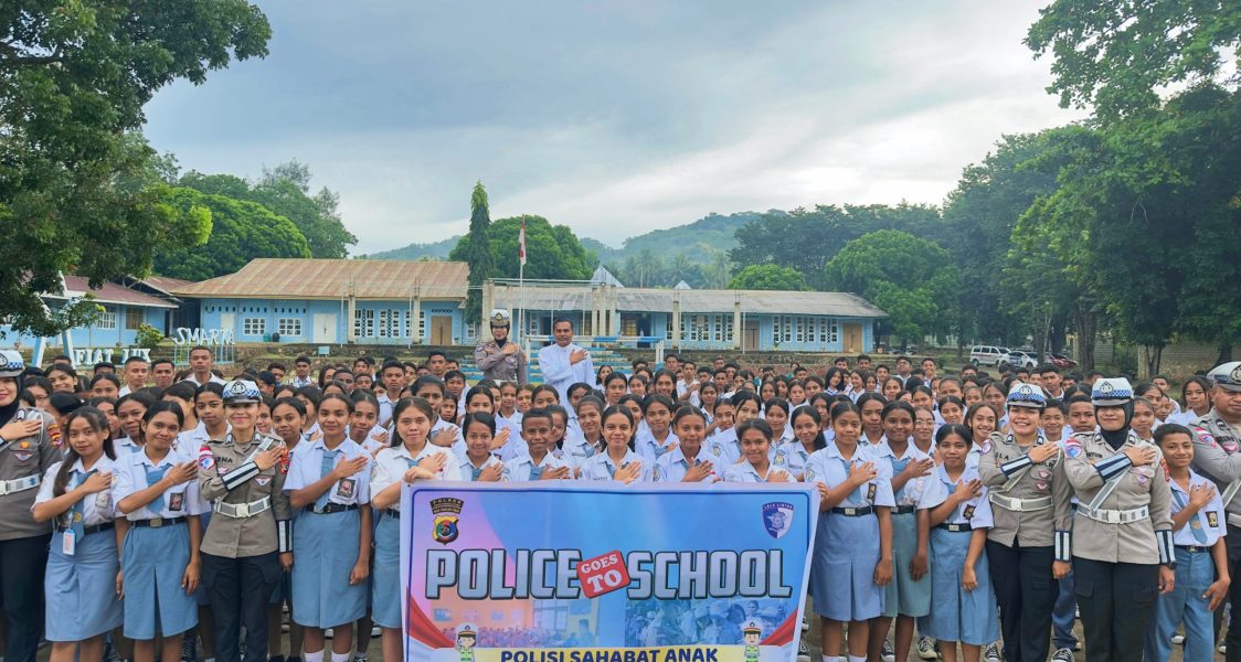 Foto Bersama Kasat Lantas Polres TTU (Iptu Niken Ayu Prabandari S.Tr.K,) Bersama Siswa-Siswi SMARTA Di Lapangan Multi Fungsi