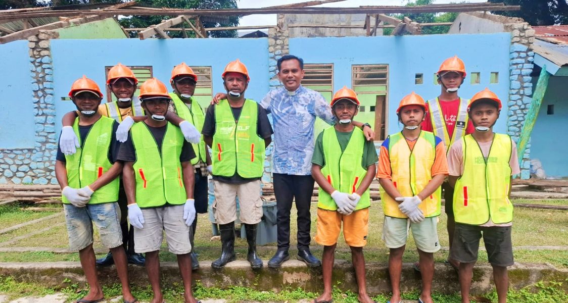 Romo Djanu Foto Bersama Para Tukang di halaman Asrama Putra SMARTA