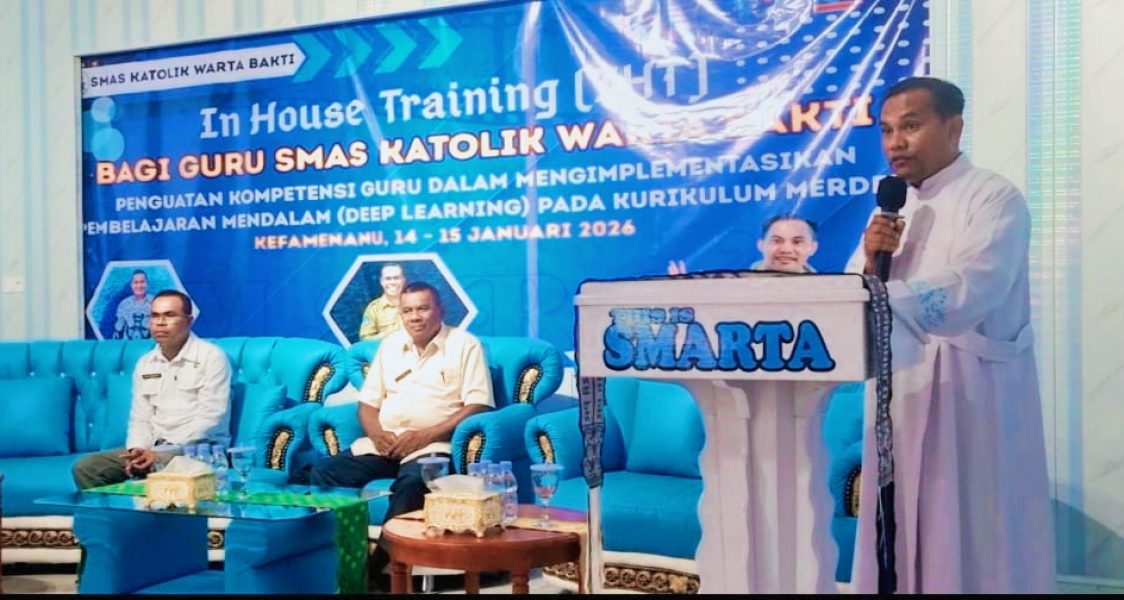 Kepala SMAS Katolik Warta Bakti Kefamenanu Romo Djanu memberikan Sambutan di Aula Saat Pembukaan Kegiatan, Rabu 14/01/2026.